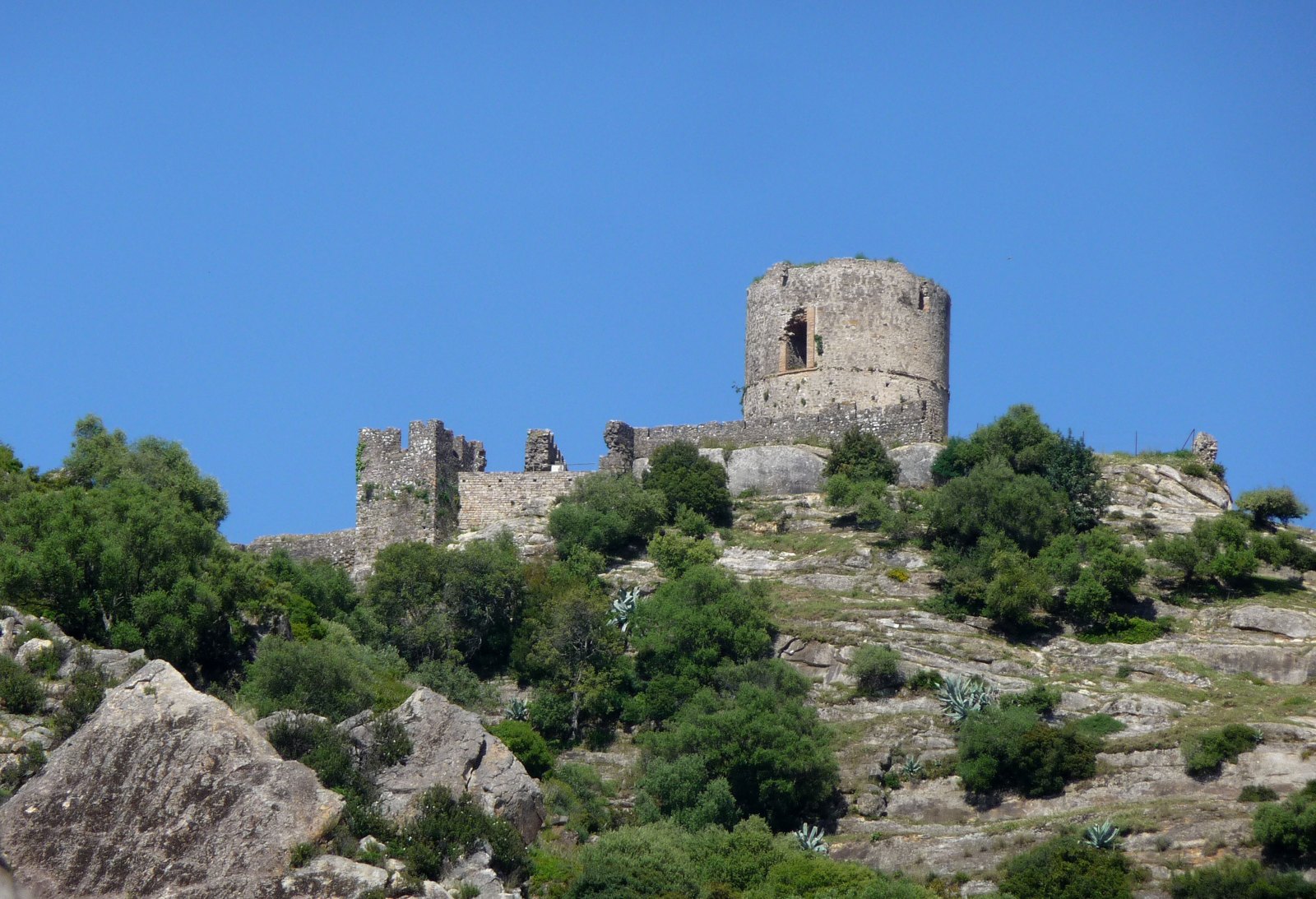 Torre y murallas del castillo de Jimena de la Frontera